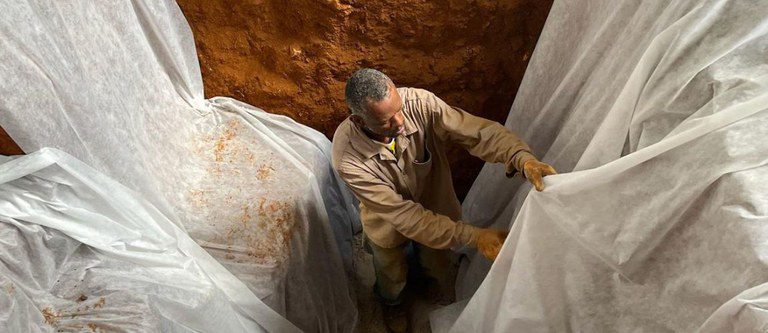 Arqueólogos resgatam ossadas em cemitério descoberto em Salvador